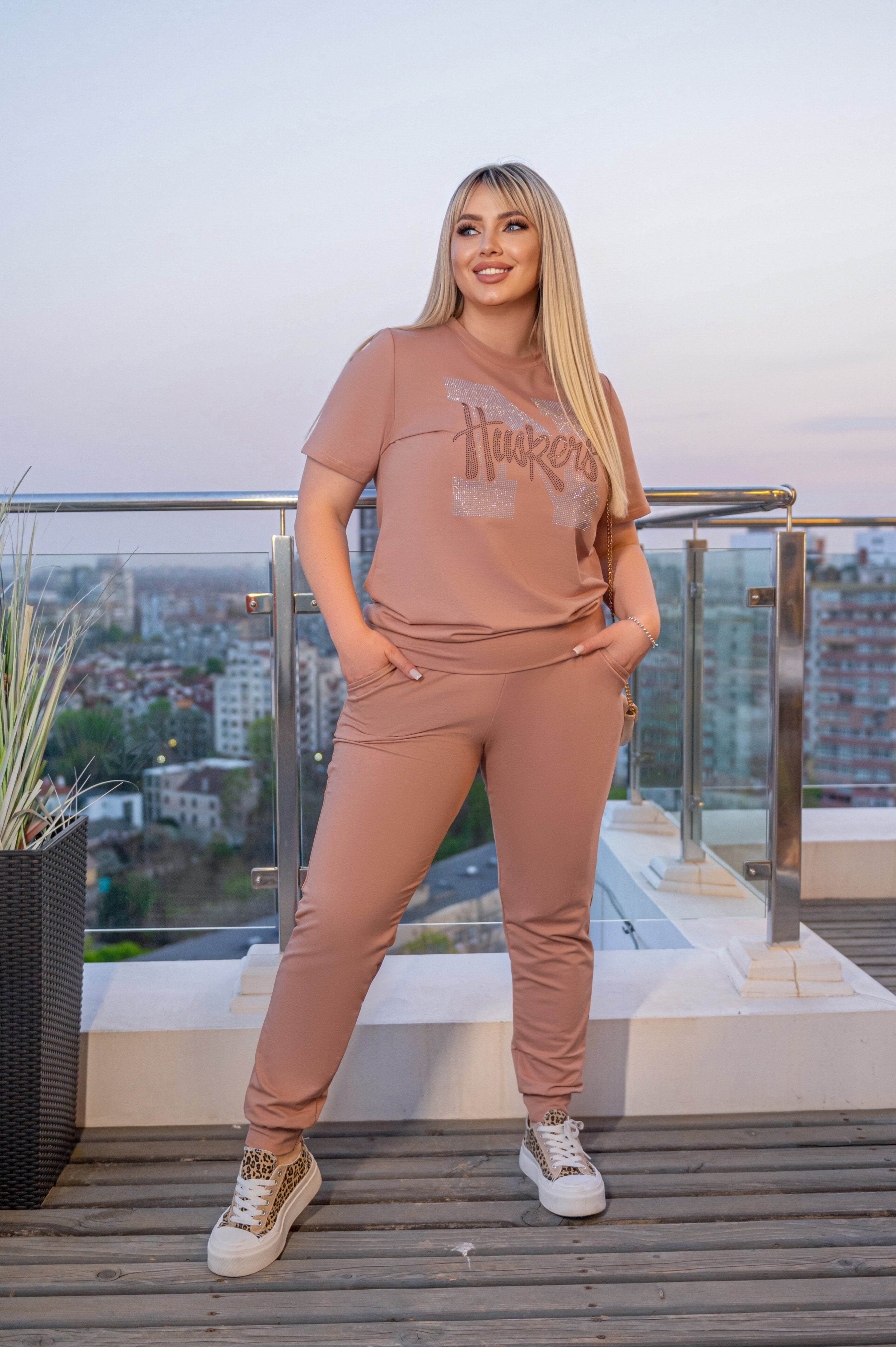 Літній жіночий костюм